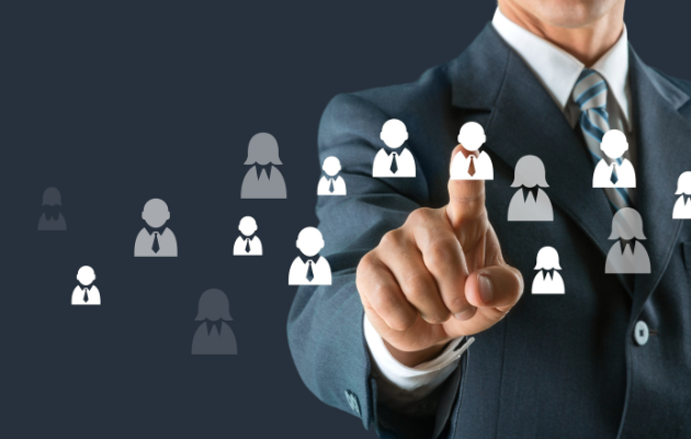 Affiliate marketing vs referral programs comparison showing differences in commissions, rewards, audience reach, tracking methods, and business goals.